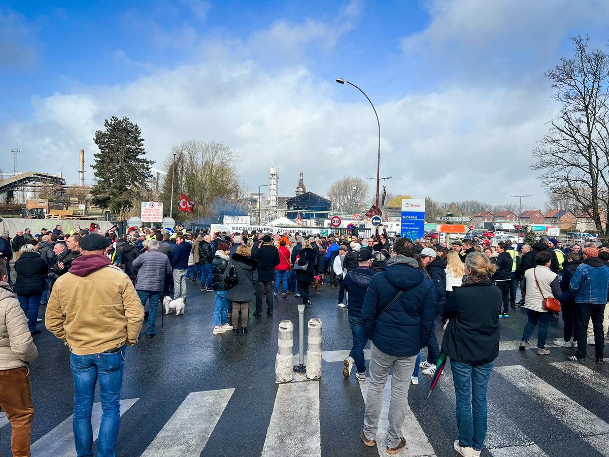 Ce matin, la population et les élus se sont rassemblés devant la sucrerie d’Escaudœuvres pour manifester leur soutien aux salariés de TEREOS.

#Escaudoeuvres #sucrerie <a href="/Agglo_Cambrai/">Agglo de Cambrai</a> #Cambrai #Cambresis