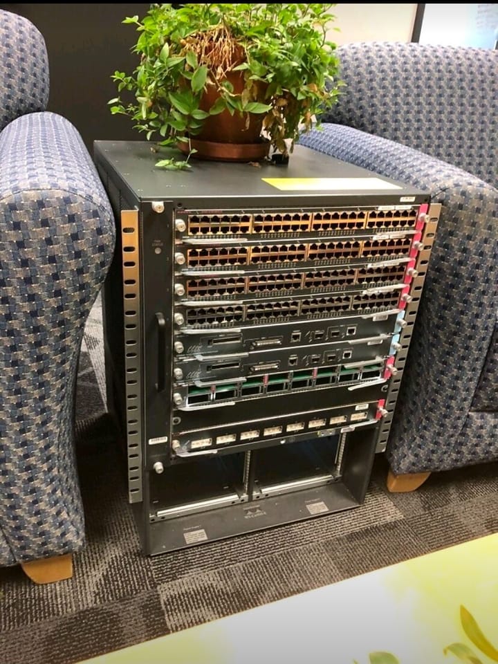 TerminalRootTV's tweet photo. o verdadeiro rack da sala https://t.co/7Lx89QJPm4