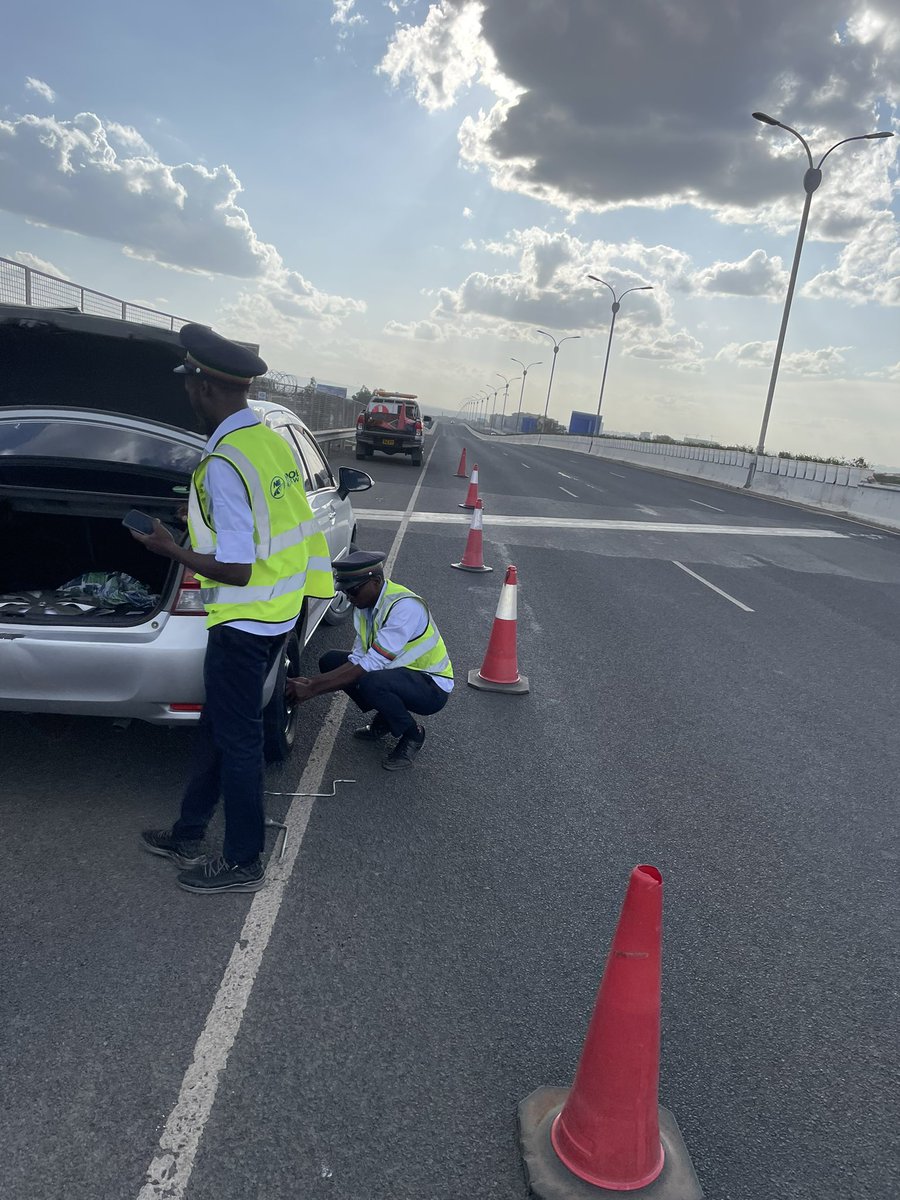 AbuRayman's tweet photo. @mojaexpressway patrol unit, Thank you very much. https://t.co/yOvbKo3Dgy