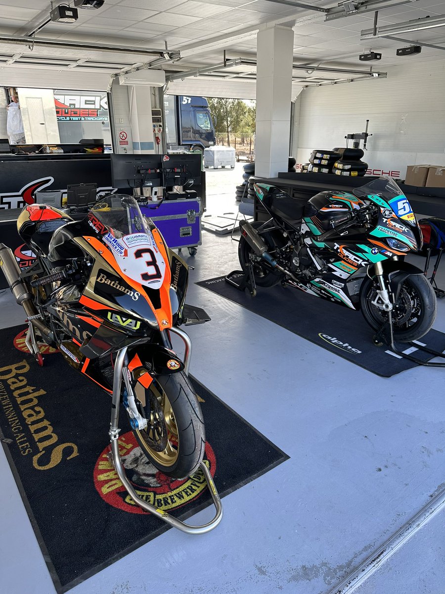 Sharing a garage with <a href="/michaelrutter_/">Michael Rutter</a> at Guadix. Always a pleasure to have him joining us at our track day events🔥