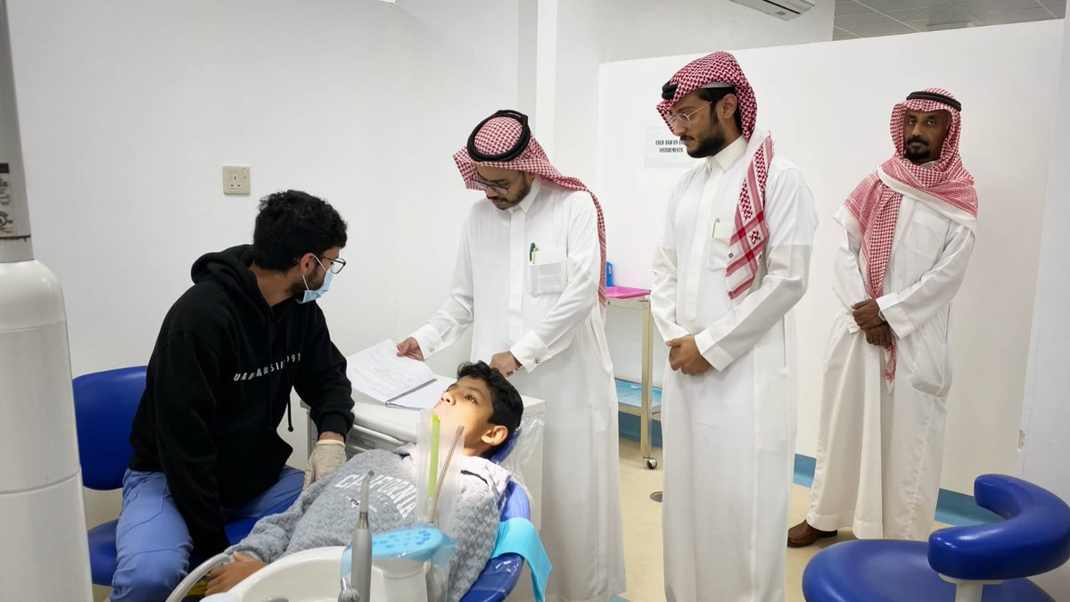 MU_DENT's tweet photo. قام سعادة عميد كلية طب الأسنان د. ناصر الذروي بجولة على العيادات والمعامل التعليمية و الاطمئنان على سير العملية التعليمية في اليوم الأول بعد العودة من الإجازة الفصلية. https://t.co/jnBShXdAlK