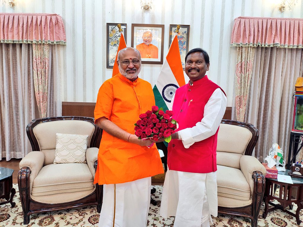 CPR_VP's tweet photo. Delighted to meet Our Honourable Central Minister and former CM of Jharkhand Shri.@MundaArjun Ji at Raj Bhavan today on a courtesy meet. https://t.co/2QbugSzSJ5