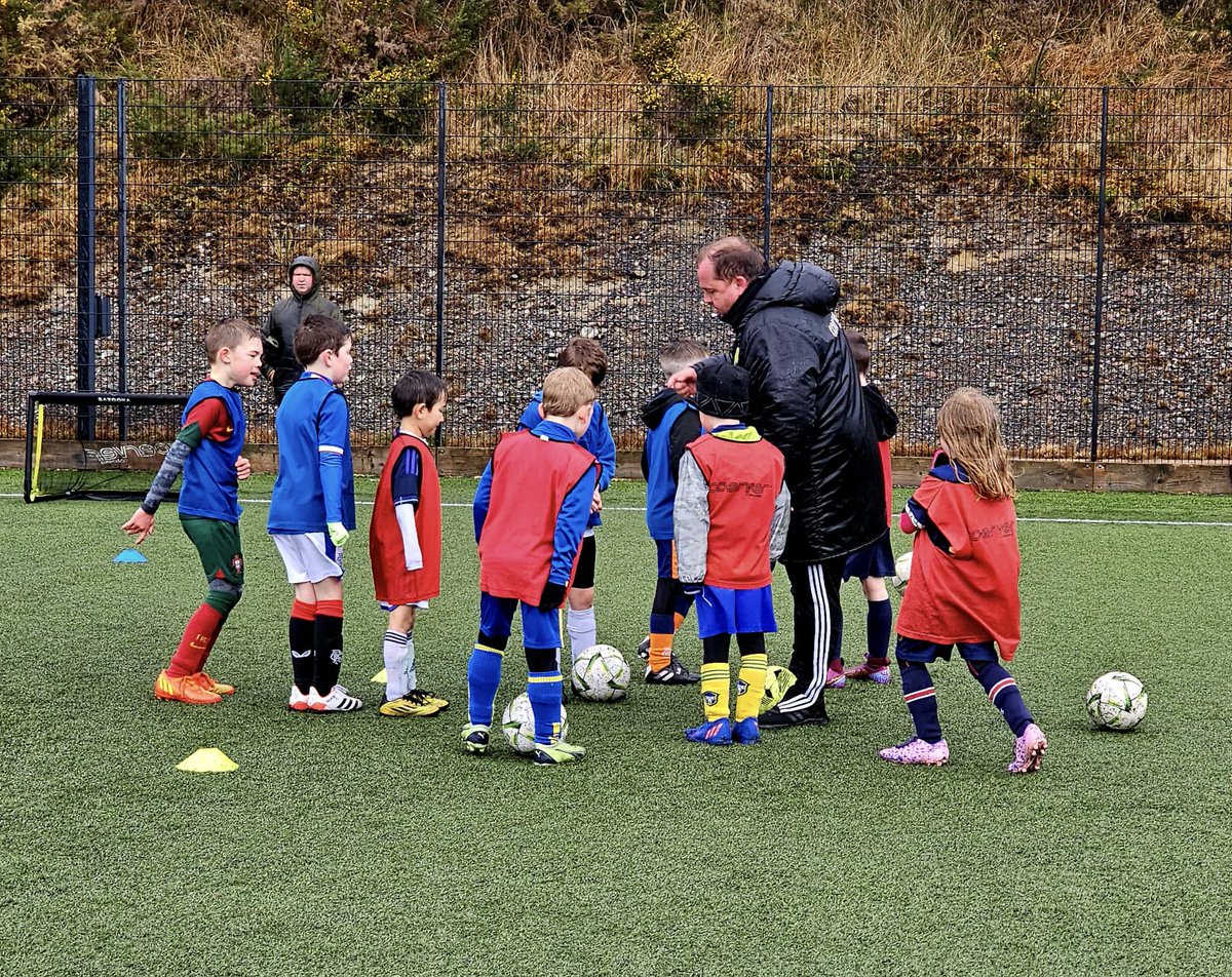 scotlandcoerver's tweet photo. #coerveractivate Day 3
It was the turn of the phase 1 groups this morning as the 2018-2016 Dunoon Youth Football League players were in action in our #coerverfirstskills sessions
Lots of smile, fun & goals despite the rain 🌧
@CoerverCoaching https://t.co/kPKnis8EAr
