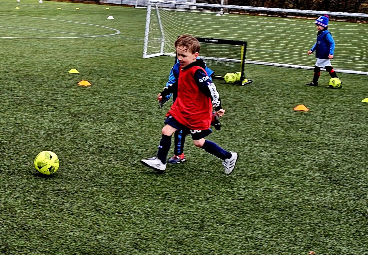 scotlandcoerver's tweet photo. #coerveractivate Day 3
It was the turn of the phase 1 groups this morning as the 2018-2016 Dunoon Youth Football League players were in action in our #coerverfirstskills sessions
Lots of smile, fun & goals despite the rain 🌧
@CoerverCoaching https://t.co/kPKnis8EAr