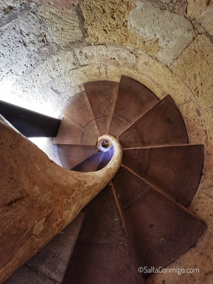 SltCnmg's tweet photo. #SabiasQue Gaudí se inspiró en las escaleras del campanario de la iglesia de Sant Pere de su Reus natal para las torres de la Sgaarda Familia? 😲
¿Te suena esta espiral?
#SaltaConGTC #GrandTourCataluña #publi https://t.co/1AZu9d2lzP
