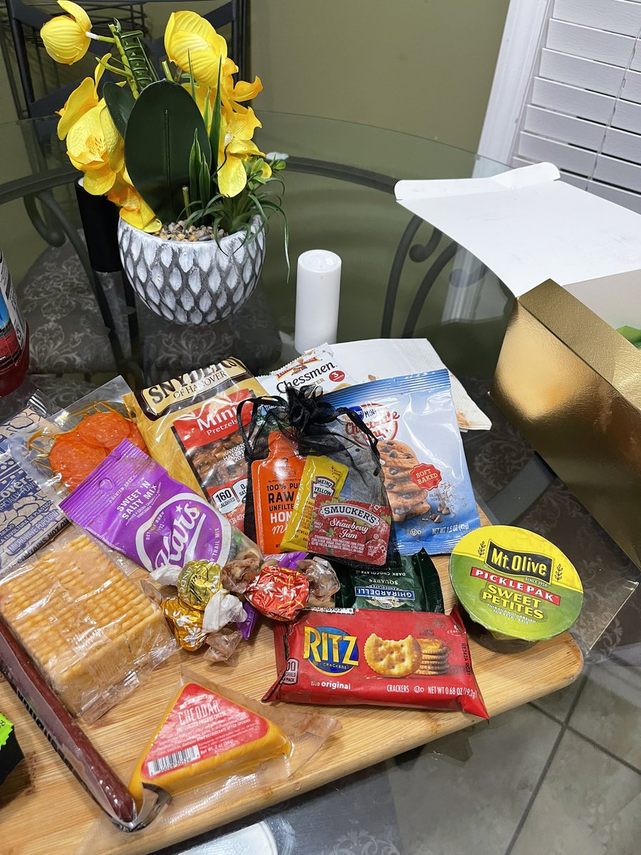 TemikaLaShun35's tweet photo. I didn’t get the opportunity to attend the Board Meeting with my #goalfriends but I’m grateful for receiving items for my charcuterie board. I’m looking forward to the next meeting with @AshleyS_BRCC  and others. https://t.co/EswHknPgcm