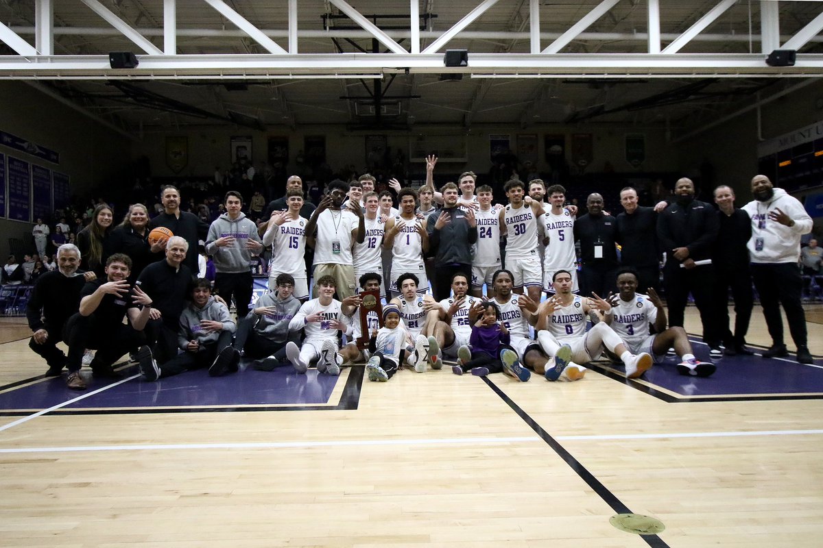 That final four feeling 🤩 The Purple Raiders will take on Wisconsin-Whitewater at 8 p.m. in Fort Wayne, Indiana on Thursday! <a href="/MountUnion_MBB/">MountUnion_MBB</a> #GoMountGo #Family
