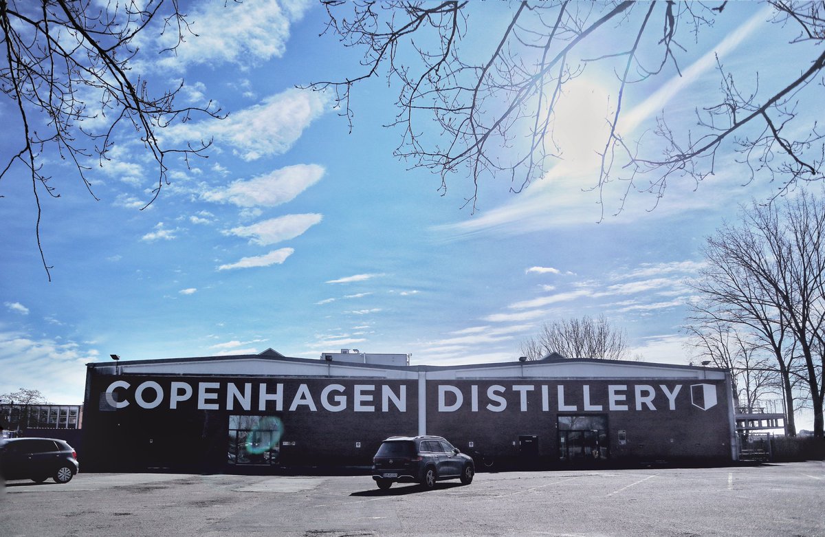 cvrcek_'s tweet photo. To takhle vylezeš z místního sklípku a "jeb ho slunko do očů..."
#distilery #kuryrfoti https://t.co/UPjcBzLTZy