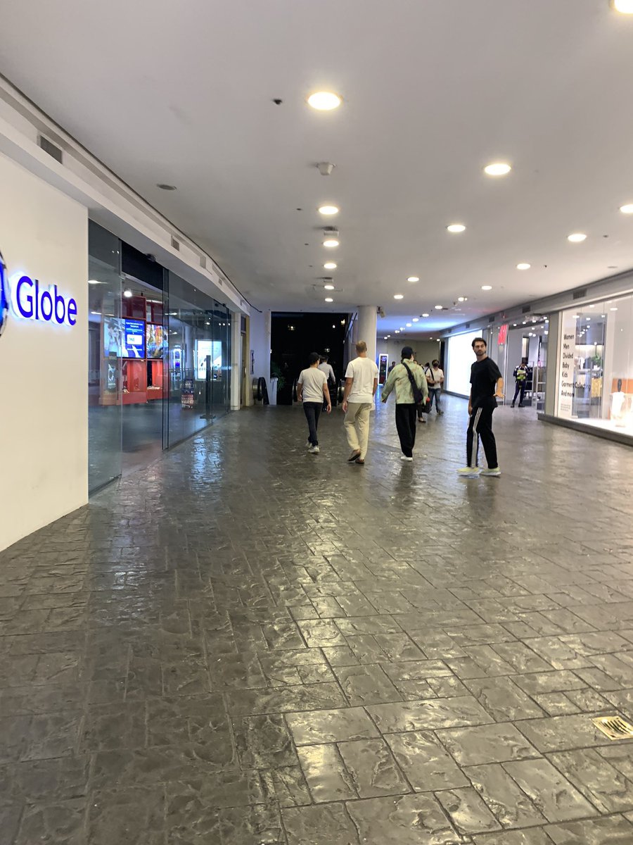 ITS HARRY WHAT THE FUCK