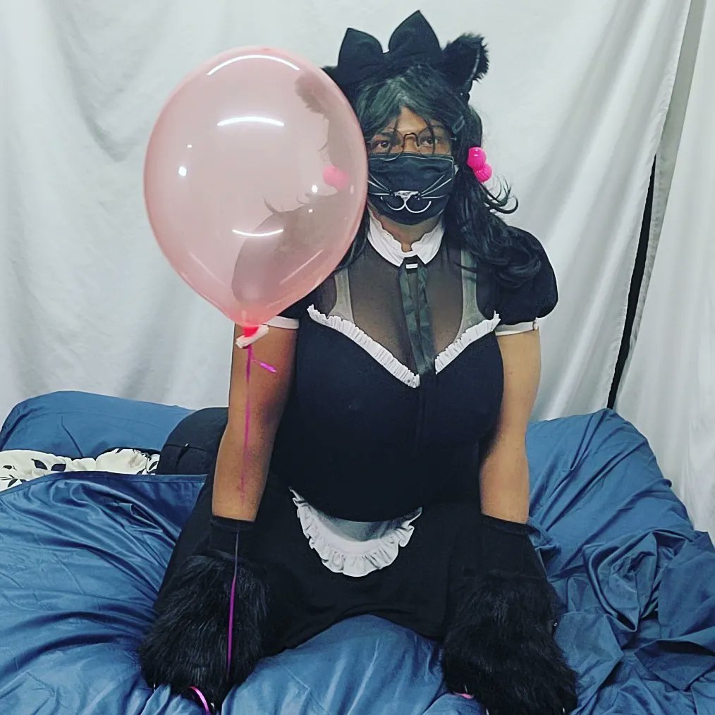 KikyuuTheNeko's tweet photo. Cute neko maid with a nice clear 14" balloon and some others  with some helium. First few attempts with helium.
.
#heliumballoons #helium #Balloon #balloons #balloonfetish #loonercommunity #loonerphotography #looner #balloonkink #cute #sissy #femboylooner #femboy #femboysissy https://t.co/VXgcCF15dQ