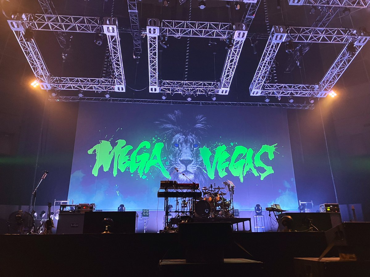 念願の悲願のメガベガス開催…！天候にも恵まれ最高のバンドが揃いこんな凄いバンド達をこんな近くで見られることは金輪際ないのでは…⁉︎と思うほどの豪華メンバーで最強のフェスでした！メガベガス2016、2017全て参加できて嬉しい！；Crossoverでぶっ殺されて幸せ！；Minamiさん世界一格好良い！；