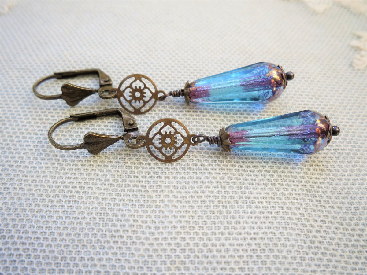 LovesVintage43's tweet photo. Elegant 1920s Art Deco style Czech Glass Drop Earrings, Aqua &amp; Antique Bronze  🫶  #handmade by me 🖤 #MHHSBD #TheCraftersUK #Shopsmall #CraftBizParty #UKMakers #artdeco #1920s #mothersdaygift #elegance #vintagestyle https://t.co/vgZz5GxH91 https://t.co/KiQYhhmMtV
