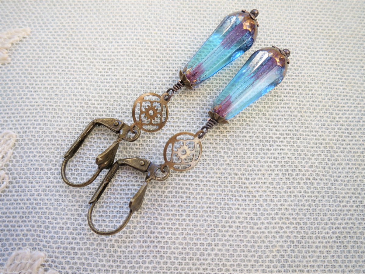 LovesVintage43's tweet photo. Elegant 1920s Art Deco style Czech Glass Drop Earrings, Aqua &amp; Antique Bronze  🫶  #handmade by me 🖤 #MHHSBD #TheCraftersUK #Shopsmall #CraftBizParty #UKMakers #artdeco #1920s #mothersdaygift #elegance #vintagestyle https://t.co/vgZz5GxH91 https://t.co/KiQYhhmMtV