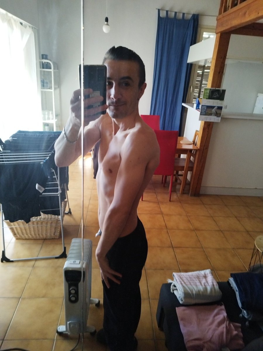 MJerem06's tweet photo. #joggingnoir #onvoit #lesformes #jadore https://t.co/28yDWg4bGv