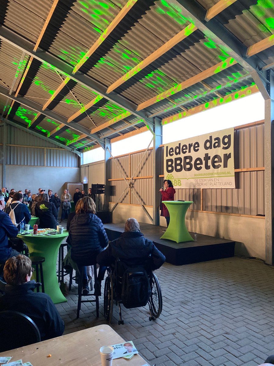 Dans ce village du sud des #PaysBas, #Mostheuvel près d’#Eindhoven, Caroline van der Plas du parti pro-agriculteurs #BoerBurgerBeweging fait campagne pour les régionales du 15 mars. Selon les sondages, elle pourrait profiter de la contestation paysanne de ces dernières années.