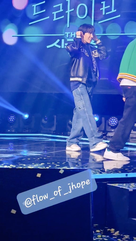 jhope_flow's tweet photo. 230307

박재범의드라이브 1열직관후기
(특별한건 없음...🥲)
#제이홉 #jhope #박재범 #JayPark #정동환

✅️셋리
그 무엇도 편집되어서는 안됩니다🔥
1. Chicken noodle soup
2. On the street (jhope ver.)
3. More +arson : 호비 섹시해....
4. Dynamite (tropical ver.)+ butter -살랑살랑 호비 https://t.co/SsJdy2trVY
