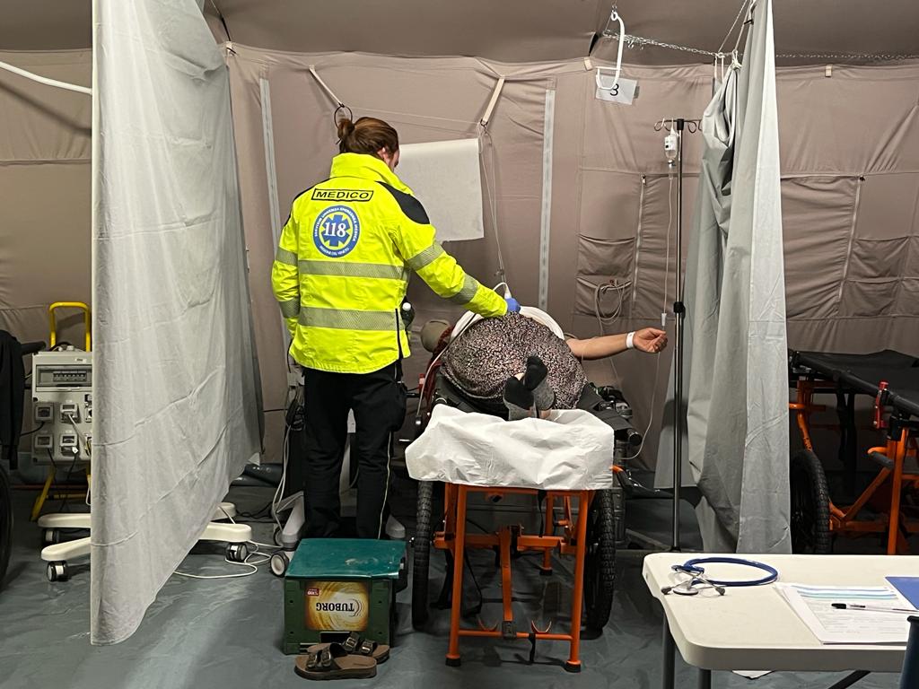 SUEM_Veneto's tweet photo. Il dr Bolognani, medico di #suemVE, è in missione all'ospedale di campo italiano ad Antiochia, in #Turchia, che surroga il locale ospedale lesionato da #terremoto e tratta malattie croniche, parti sia naturali che cesarei, traumi minori, urgenze pediatriche https://t.co/pypmiqK5r5
