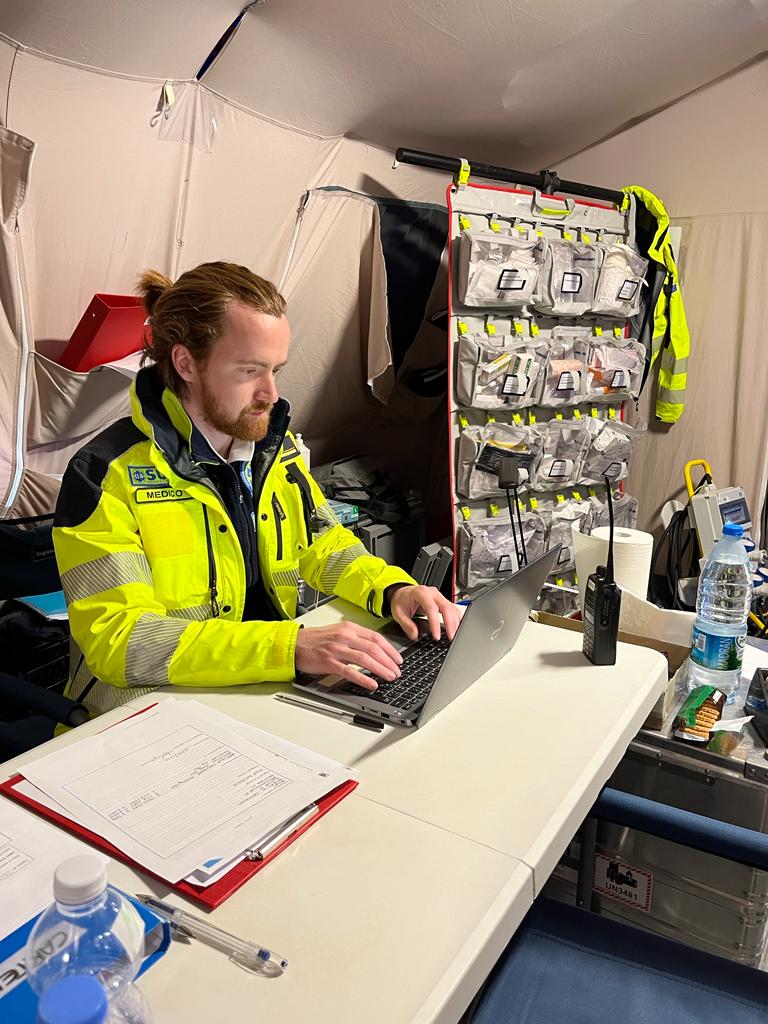 SUEM_Veneto's tweet photo. Il dr Bolognani, medico di #suemVE, è in missione all'ospedale di campo italiano ad Antiochia, in #Turchia, che surroga il locale ospedale lesionato da #terremoto e tratta malattie croniche, parti sia naturali che cesarei, traumi minori, urgenze pediatriche https://t.co/pypmiqK5r5