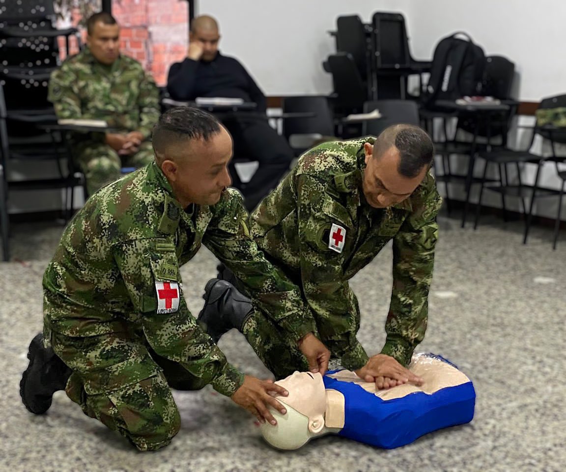 Ejercito_Disan's tweet image. ¡Cada día mejores! 

Nuestros soldados en #Santander, gracias a una alianza institucional con @cruzrojacol, se capacitan para certificarse como conductores de ambulancias.