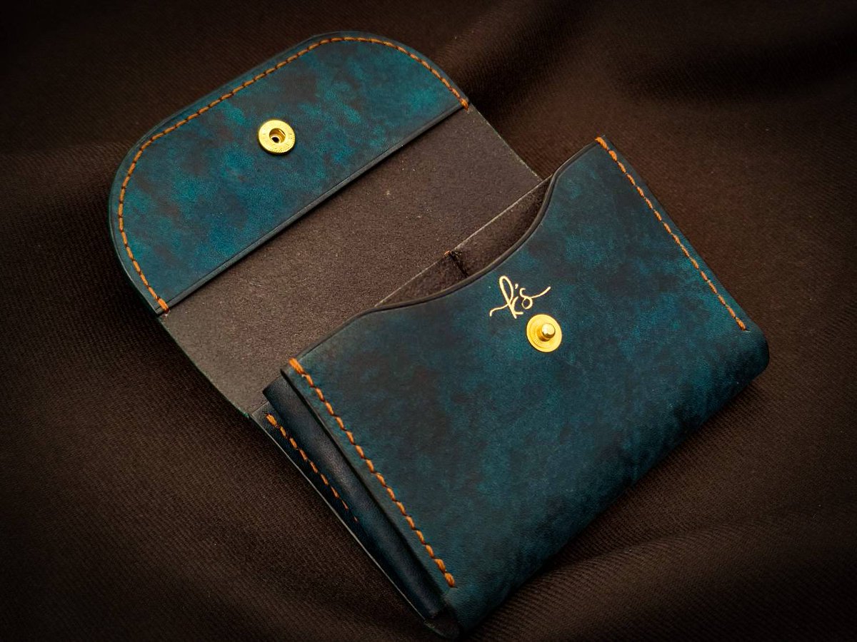kscraft15's tweet photo. カードケースを作りながら
こんなのも作ってた🤗小さな財布👝
ところどころミスしてるけど…
むちゃいい感じ…に見える🤔💕
#KsCraft
#レザークラフト
#ハンドメイド
#吟スリ染め革 https://t.co/zkCoBukcq8