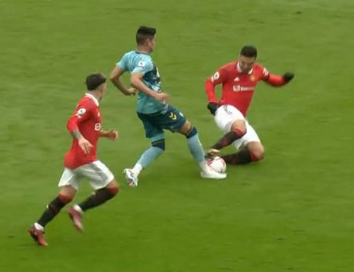 tjcope's tweet photo. 🟥¡EXPULSADO Casemiro!

🏡¡Se perderá 3 partidos otra vez!

📺ROJA de VAR. Anulan la amarilla y le expulsan. Le han patinado los tacos por encima del balón y ha impactado en la tibia de Alcaraz. 

😔En poco más de un mes, dos rojas. Se retira hundido del campo. https://t.co/SQJs9hrDUI