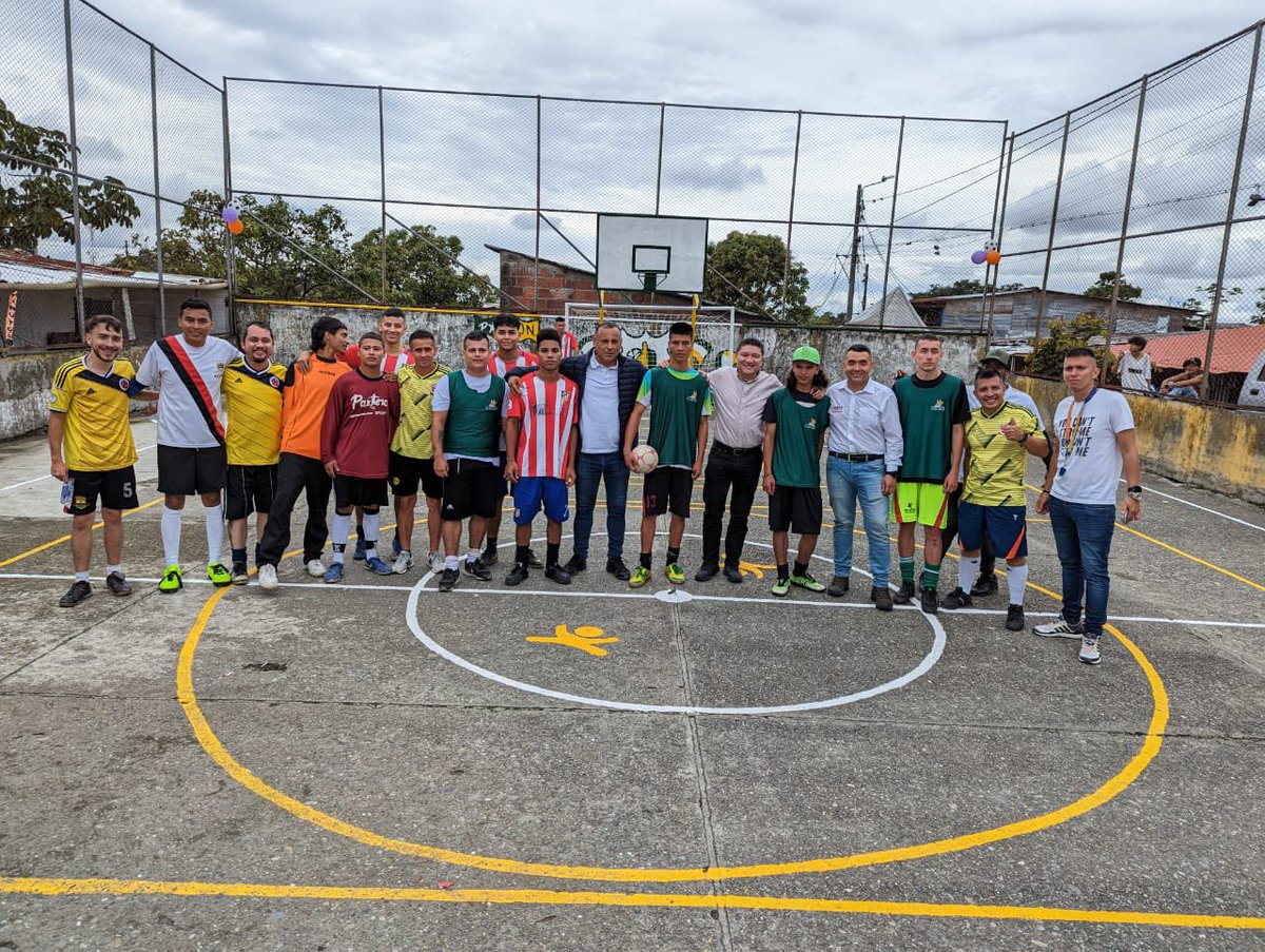 JorgeR_Parra's tweet photo. Es una prioridad la reactivación de los espacios deportivos, para garantizar el bienestar físico de los quindianos. 🏐🥊🏀
Gracias a toda la comunidad del barrio La Miranda, por creer y compartir sus sueños 🤲🏻 
#Deporte #Parra #Compromiso #Experiencia https://t.co/Psl1oRRj8S