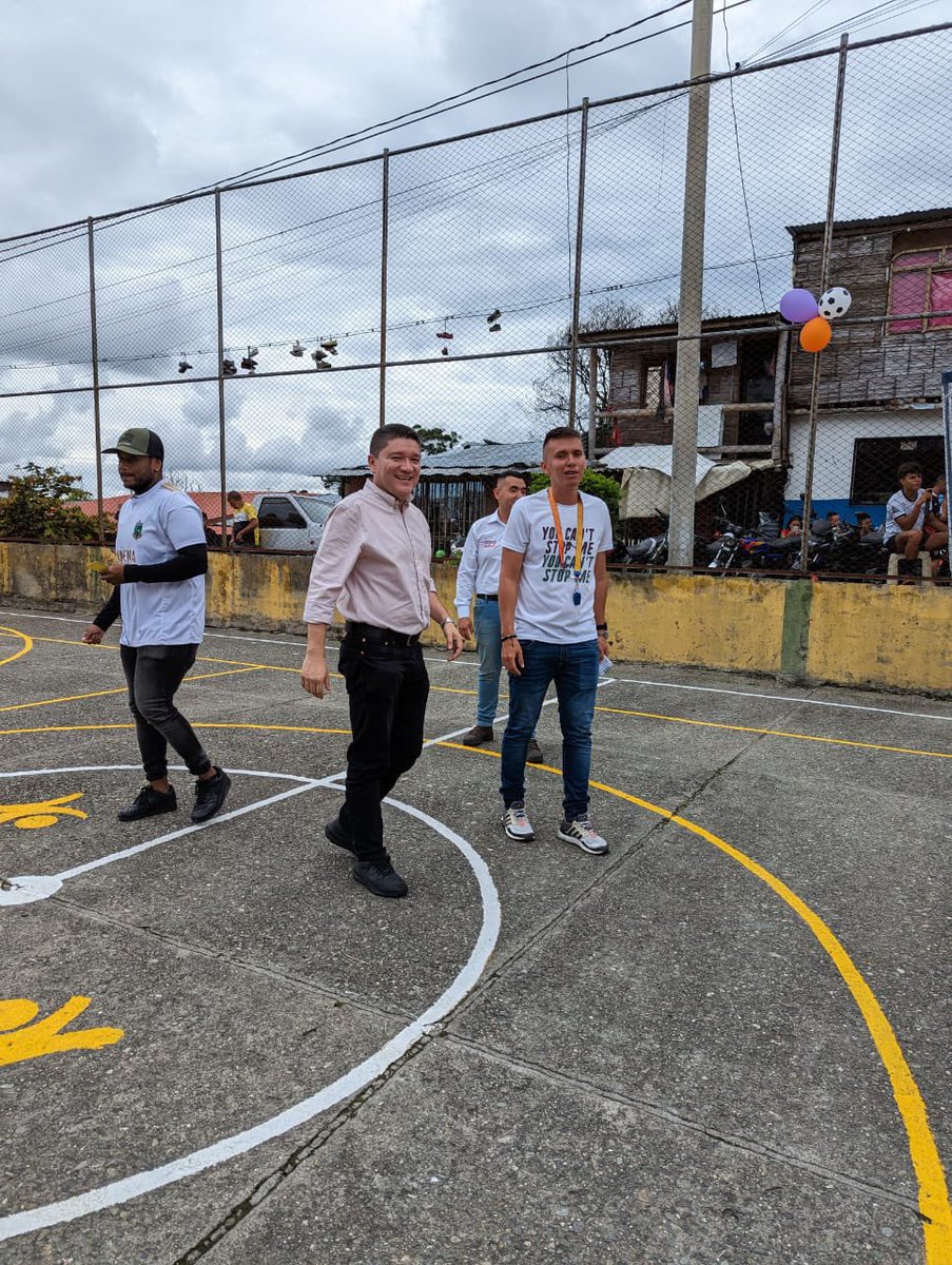 JorgeR_Parra's tweet photo. Es una prioridad la reactivación de los espacios deportivos, para garantizar el bienestar físico de los quindianos. 🏐🥊🏀
Gracias a toda la comunidad del barrio La Miranda, por creer y compartir sus sueños 🤲🏻 
#Deporte #Parra #Compromiso #Experiencia https://t.co/Psl1oRRj8S