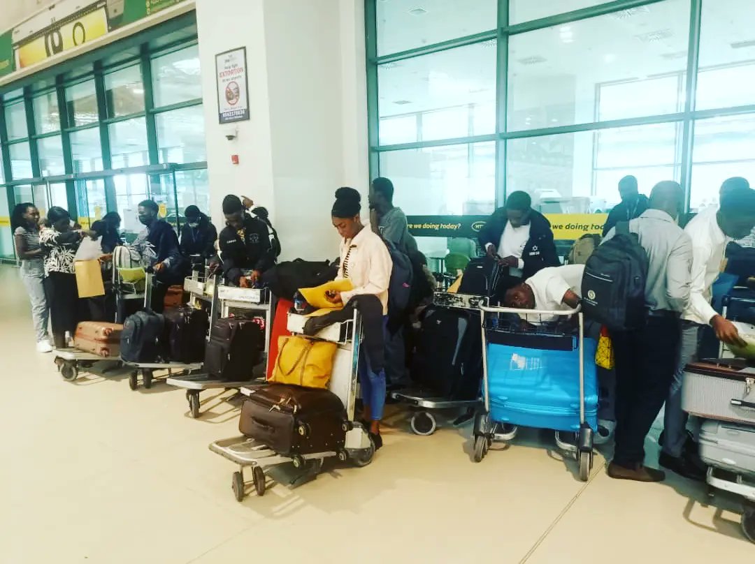 KsTU_GH's tweet photo. ROAD TO CHINA 🇨🇳
🇬🇭 - 🇨🇳 ✈️

Catch some of the excitement as 29 students depart from the Kotoka International Airport  to China! 

They have been awarded full scholarships by Weifang Vocational College and Rizhao polytechnic on a two-year exchange programme.

#NimdeɛHyerɛn https://t.co/mEdMkuouwu