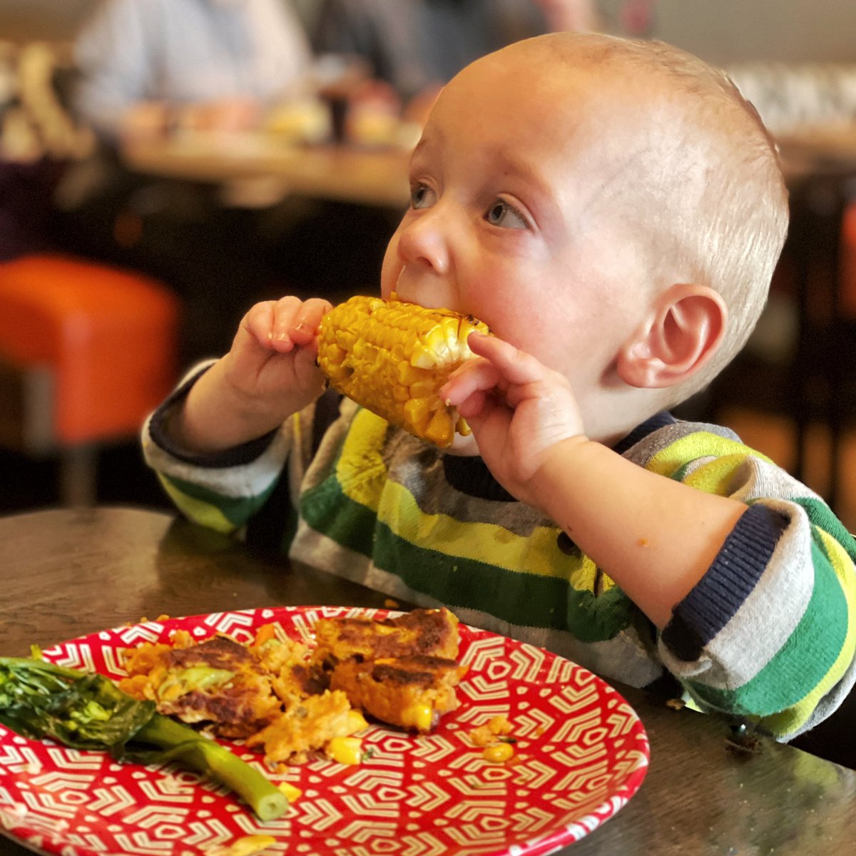 This one, just like his brother, absolutely loves corn on the cob! Today he upgraded to being allowed sticks to hold it - now it’s even easier for this bottomless pit of a child to eat #loveshisveggies #babyledweaning #familylunch #familytime