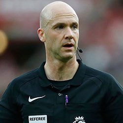 UtdLoyals_'s tweet photo. Antony Taylor is quite clearly the one running the show, he will decide who wins today. 

Shameful. @premierleague has been a joke all season with their inconsistent decisions. 🤬🖕🏽 

#MUFC ✅ https://t.co/6wO4fKUItk