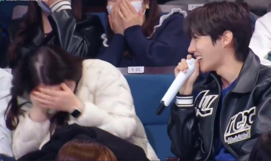 taebokkiii's tweet image. If hobi looks at me like that i will surely pass out right there and then 😭