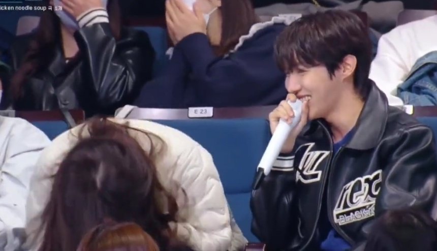 taebokkiii's tweet image. If hobi looks at me like that i will surely pass out right there and then 😭