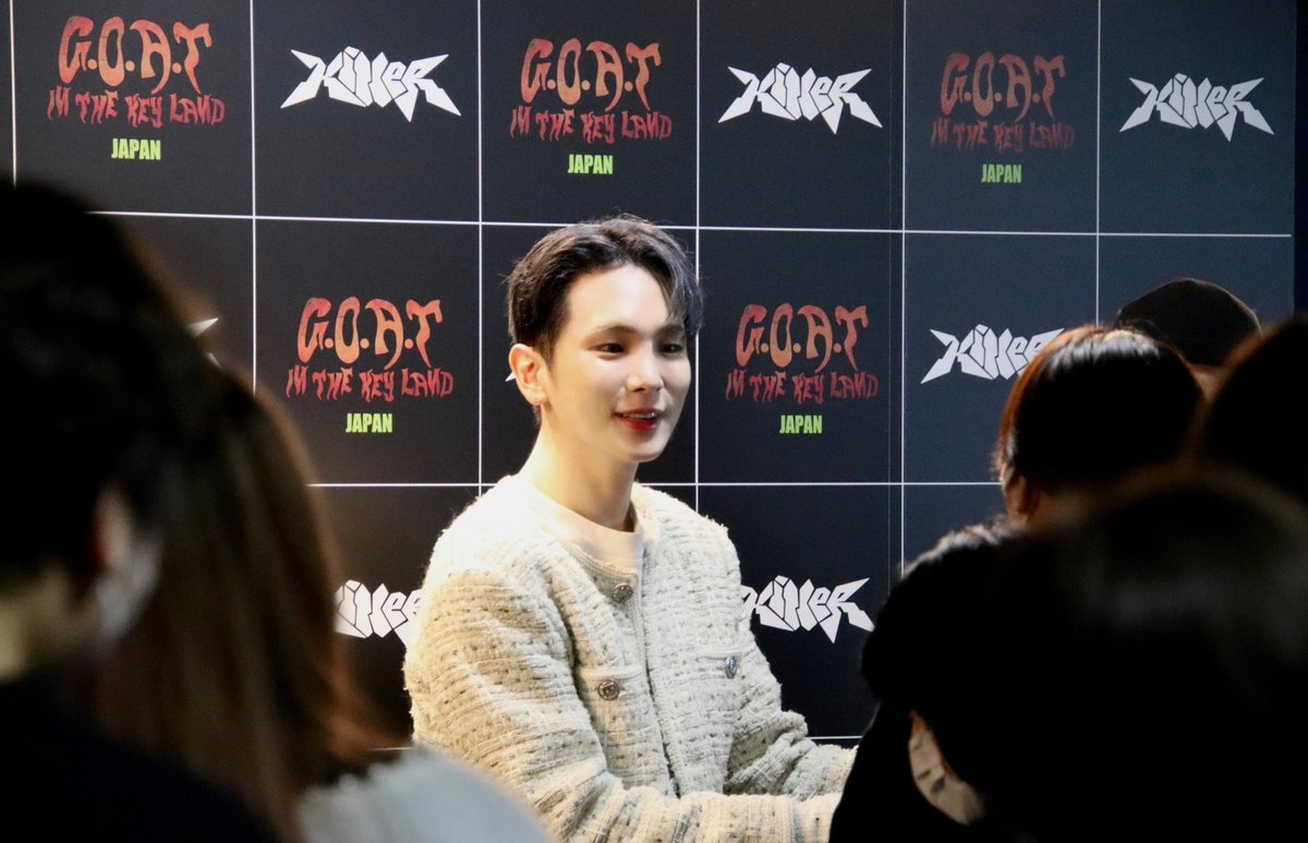 230312 스탭리포트 기범
< 사인 전달회 >

스탭들의 등장 신호를 기다리면서 뒤에서 팬들의 목소리를 듣고 있던 키는 기쁜듯 웃고 있었습니다^^

"이렇게 공연후에도 만나뵐수있어서 기뻐요"라고 말하며 팬 한명한명에게 웃는얼굴로 사인카드를 전달했습니다!