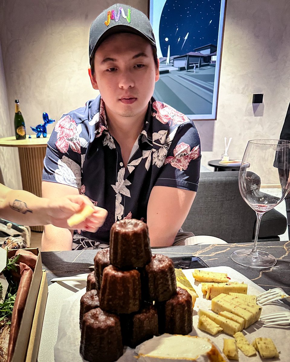 brownworkglov3's tweet photo. What an evening🍷 Thank you @criticalz_eth for the Canele 😍 @BraetElliot @lesfrit3s https://t.co/fZsXRA8wAm