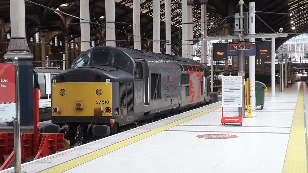 therichastill's tweet image. Not something you see every day at Liverpool Street station.

Note the Network SouthEast digital clock too. Vintage!

#TrainsOfTwitter