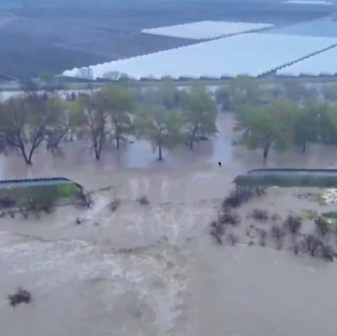 MeanLILMeoW's tweet photo. #LEVEEBREAK
#WATSONVILLE
#CALIFORNIA
#FLOODING
There's a few more levee breaks in California,and just major flooding in other parts,this is expected to get worse as next wave of storms roll in today into the week,we are expecting most severe rain on Tuesday https://t.co/s3WPkTiw03