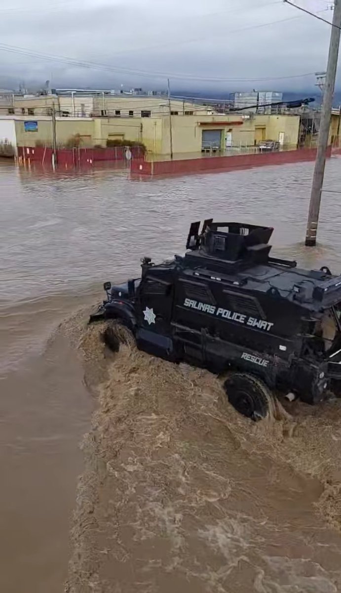 MeanLILMeoW's tweet photo. #LEVEEBREAK
#WATSONVILLE
#CALIFORNIA
#FLOODING
There's a few more levee breaks in California,and just major flooding in other parts,this is expected to get worse as next wave of storms roll in today into the week,we are expecting most severe rain on Tuesday https://t.co/s3WPkTiw03