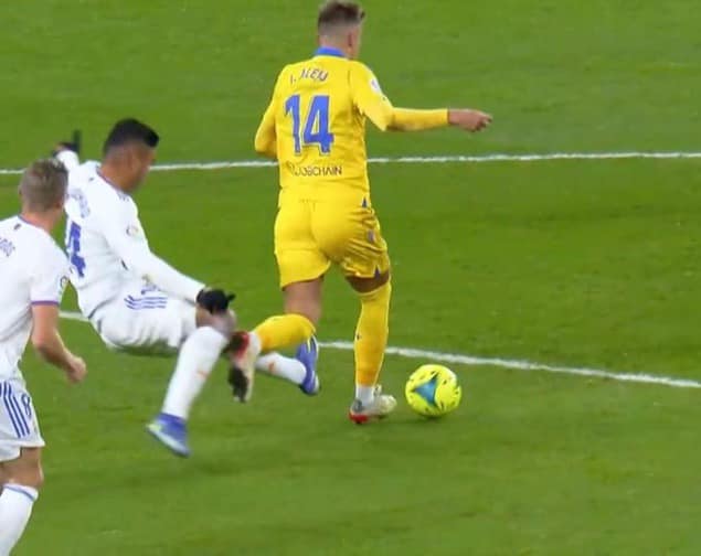 CuentaMister's tweet photo. CASEMIRO 2ª EXPULSIÓN CON EL UNITED

Casemiro con el United: 19 partidos (15 titular) = 2 Tarjetas rojas

Casemiro con el Madrid: 339 partidos = 2 Tarjetas rojas

Pero tranquilos, que investigan al Barça "por ayudas arbitrales"... SINVERGÜENZAS

#ElTrampas #AsiGanaElMadrid https://t.co/VQgQ0ORIZk