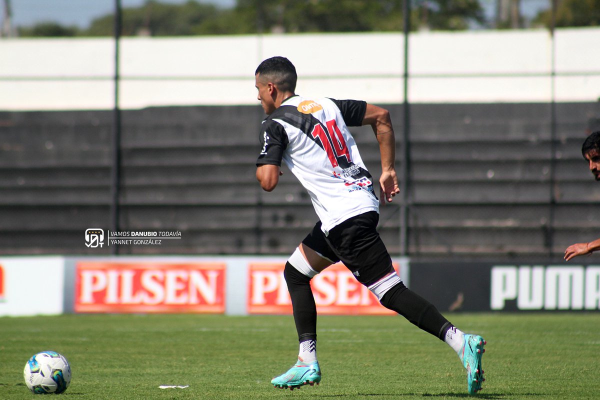 Enorme partido de Juan Millán. Es el motor del medio y siempre jugando con cabeza levantada.
Típico volante de las mejores versiones de Danubio.
A pleno sol, volvió a ser clave.