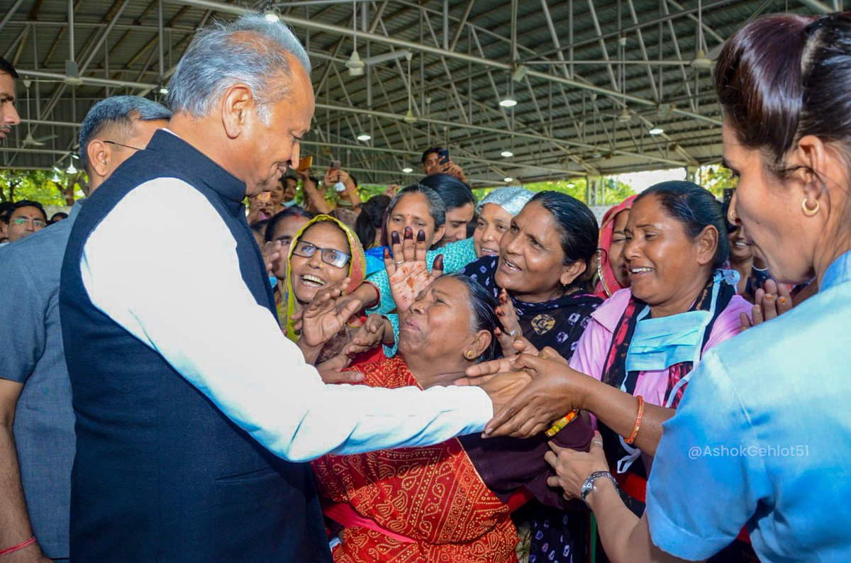 ashokgehlot51's tweet photo. ये मुस्कान ही मेरा संतोष है!

राजकीय कार्यालयों के ठेका कर्मचारियों हेतु ठेका प्रथा खत्म कर सरकारी कंपनी बनाकर उन्हें एक सार्थक मंच प्रदान करने का फैसला उनकी सुरक्षा व सम्मान हेतु लिया गया है।

प्रदेश सरकार कर्मचारियों के हक के लिए हर जरूरी काम करती रहेगी। https://t.co/gRz455YvSX