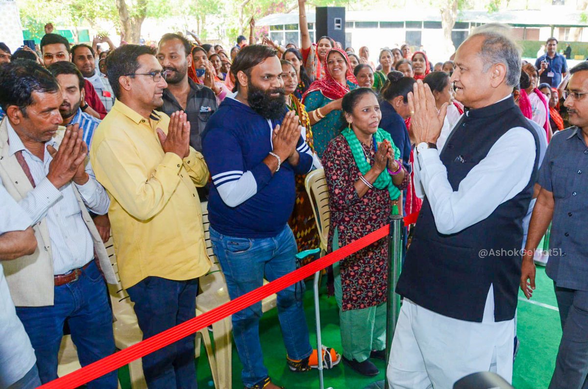 ashokgehlot51's tweet photo. ये मुस्कान ही मेरा संतोष है!

राजकीय कार्यालयों के ठेका कर्मचारियों हेतु ठेका प्रथा खत्म कर सरकारी कंपनी बनाकर उन्हें एक सार्थक मंच प्रदान करने का फैसला उनकी सुरक्षा व सम्मान हेतु लिया गया है।

प्रदेश सरकार कर्मचारियों के हक के लिए हर जरूरी काम करती रहेगी। https://t.co/gRz455YvSX
