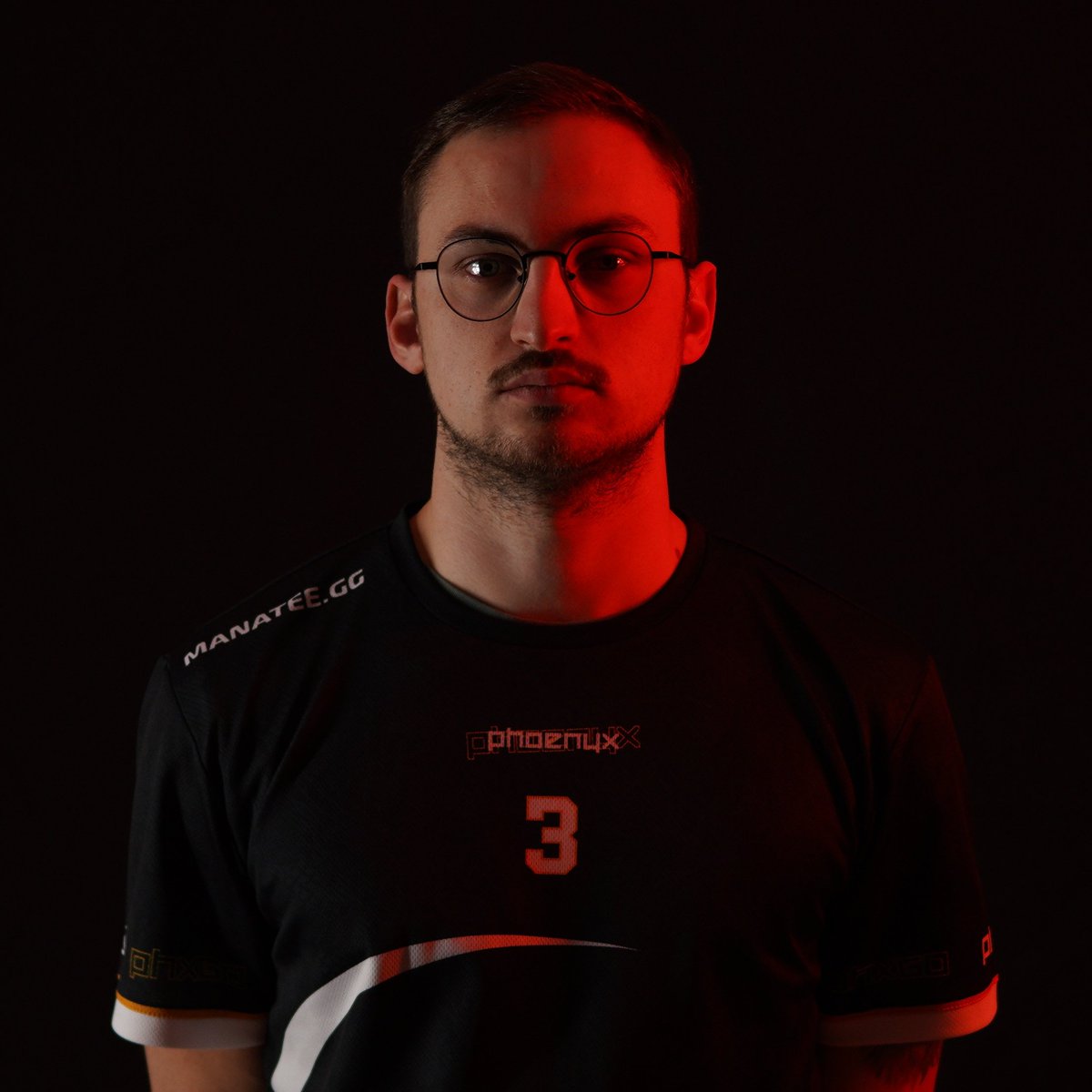 SneeZixx's tweet photo. #NouvellePhotoDeProfil @Phoenyx_tv fière de faire partis de cette structure et de jouer avec ses 2 BG @maksbash66 @Okaou_ 🔥🔥 https://t.co/GIeA1BqgLi