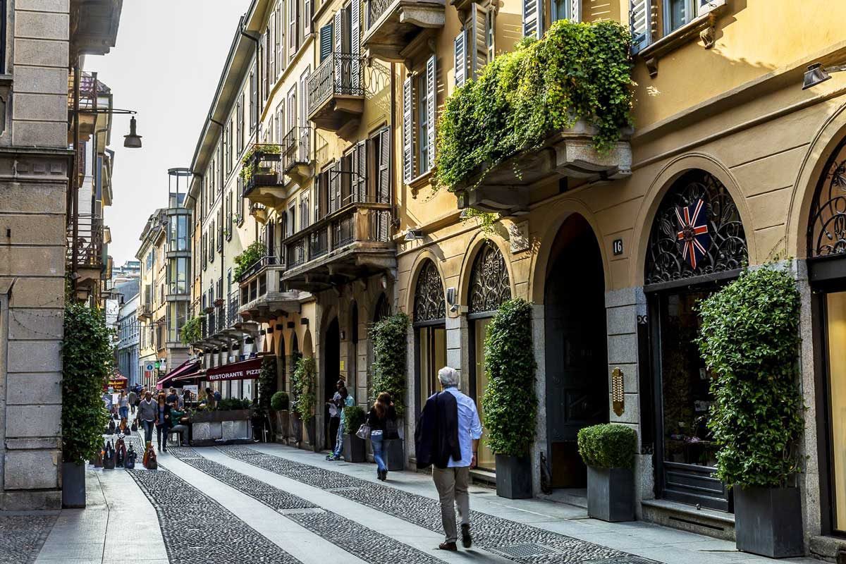 LucioFrigo's tweet photo. @Furmadamadam And the countless mixed use residential buildings in historical centres that put emphasis on their integration within the urban fabric rather than in their design per se https://t.co/tYXh1uyGsc