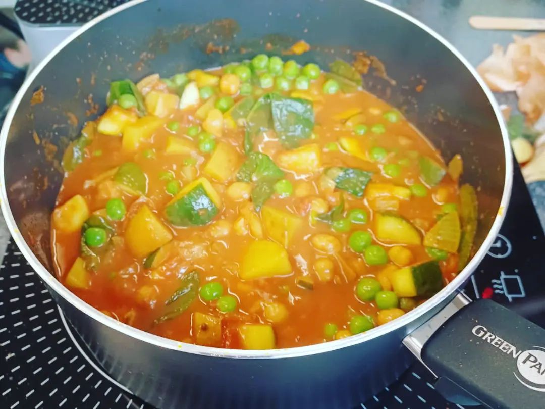 Cookery demo @ExeterLibrary this week for #foodwasteactionweek. We made chickpea, vegetable, tomato and coconut curry with old veg from the community fridges. We also used the rest of the tin of coconut milk, ripe banana, peanut butter, maple syrup to make a mousse for pudding.