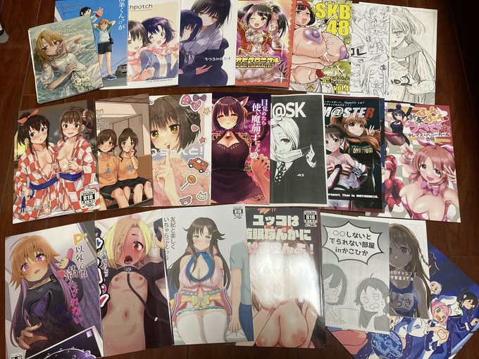 今日の戦利品。行く時は「往復の交通費とパンフ代だけで3000円超か~~😩」とか思ってたのに会場に着いたらIQ が3になって計算が出来なくなってしまい、気がつけば20冊あまり。ざっくり1万円くらいか⋯⋯。どうってことないな!あと前日に急いででっち上げた名札が役に立ってくれて良かった。 