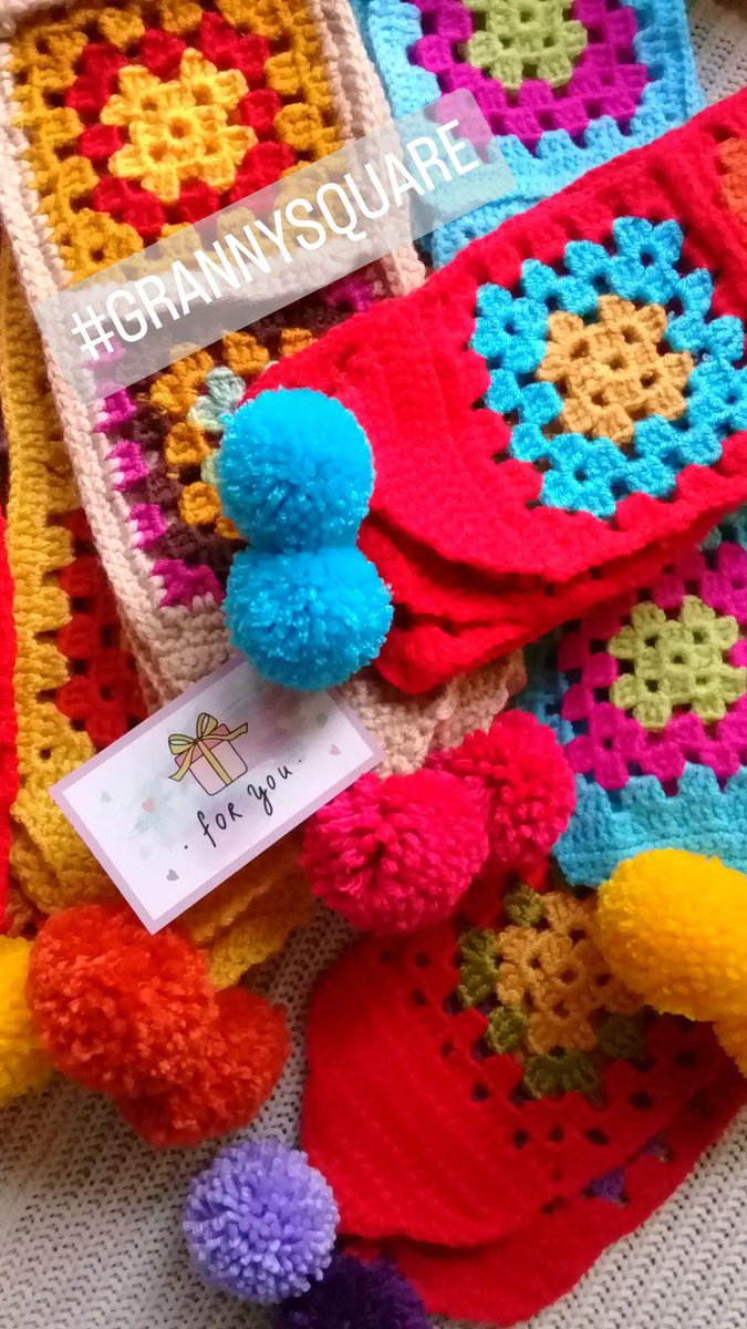 Geceye biraz renk 
Bunlar benim elörgülerim
🧣
#handmade
#knittinglove
#grannysquare