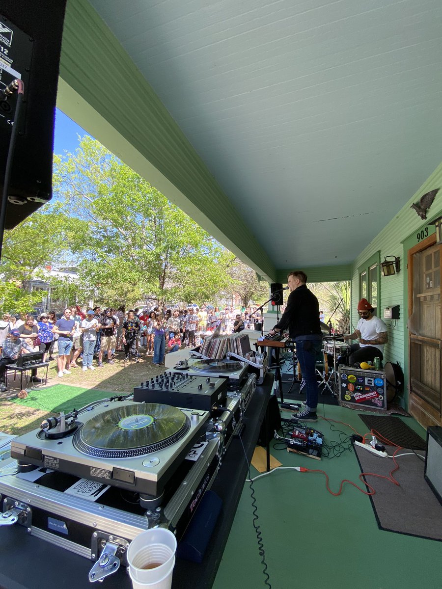 NathanNoise's tweet photo. @KoopRadio (903 E.14th) + Jungle Records Day Party. Short line at the open bar.
#sxsw #sxdrinks #sxtips #SXSW2023 #sxrumors #sxswfree #sxfree
@TwistedXBrewing @TreatOakTX @GinWaterloo @liveoakvodka
@GenuineJoeATX https://t.co/UkokwTRxwm