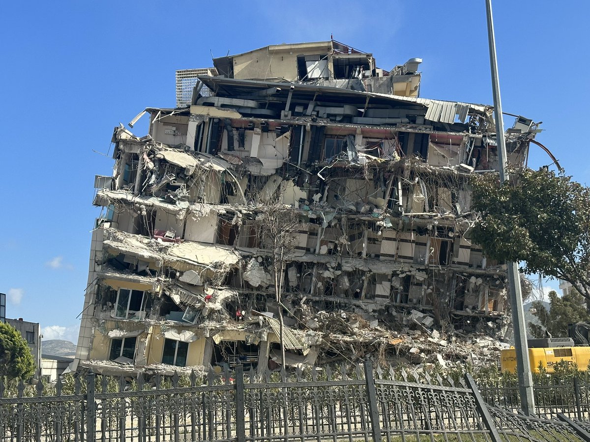hibrahimpolat's tweet photo. İNSAN BİR ANIMSAYIŞTIR

Çok yeri adımladım buralarda, Antakya, İskenderun, Kırıkhan, Dörtyol, Islahiye, Nurdağı... 

Binalar göçer, sokaklar kaybolur, yolların izi silinir, evet. 

Kentler yıkılır, kentler kurulur; tarih bunu böyle anlatıyor.

... https://t.co/idKbmpiE6E
