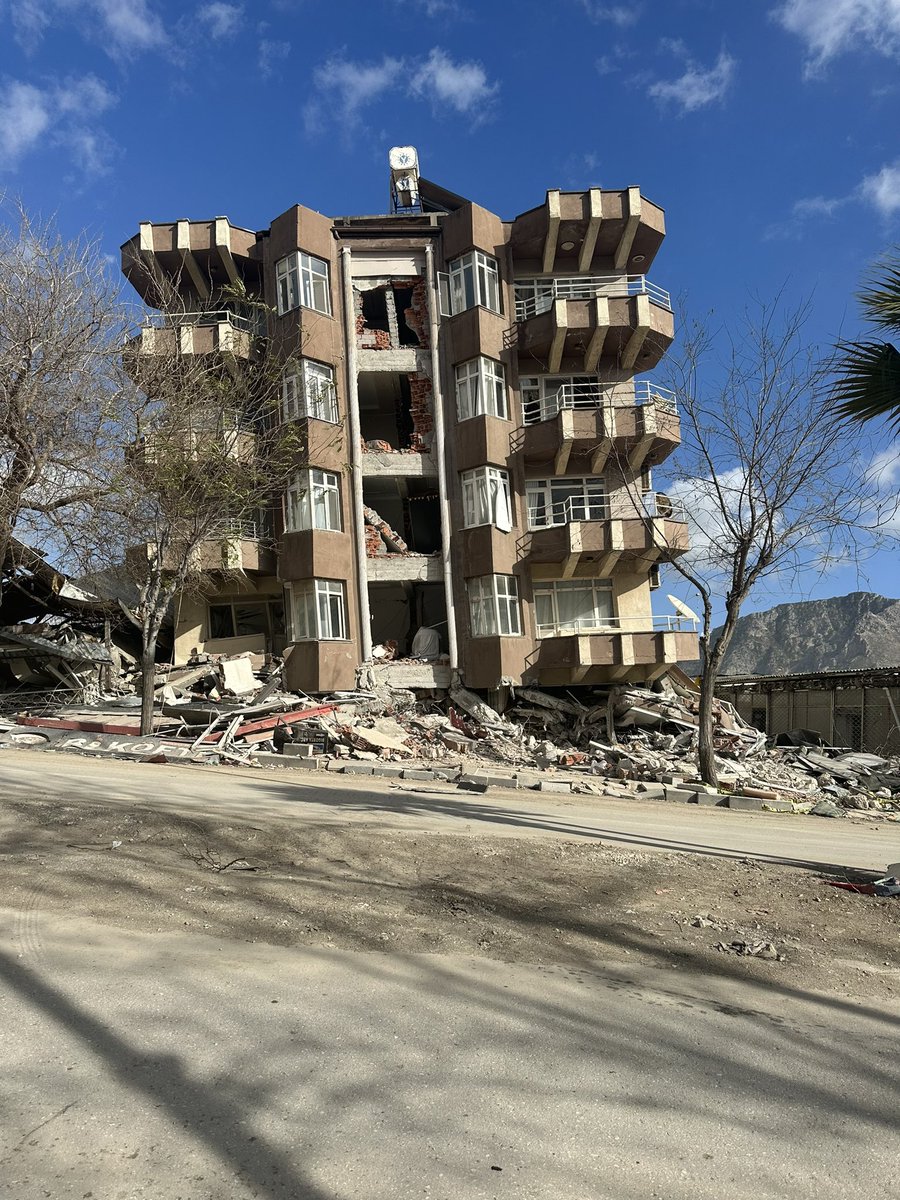 hibrahimpolat's tweet photo. İNSAN BİR ANIMSAYIŞTIR

Çok yeri adımladım buralarda, Antakya, İskenderun, Kırıkhan, Dörtyol, Islahiye, Nurdağı... 

Binalar göçer, sokaklar kaybolur, yolların izi silinir, evet. 

Kentler yıkılır, kentler kurulur; tarih bunu böyle anlatıyor.

... https://t.co/idKbmpiE6E