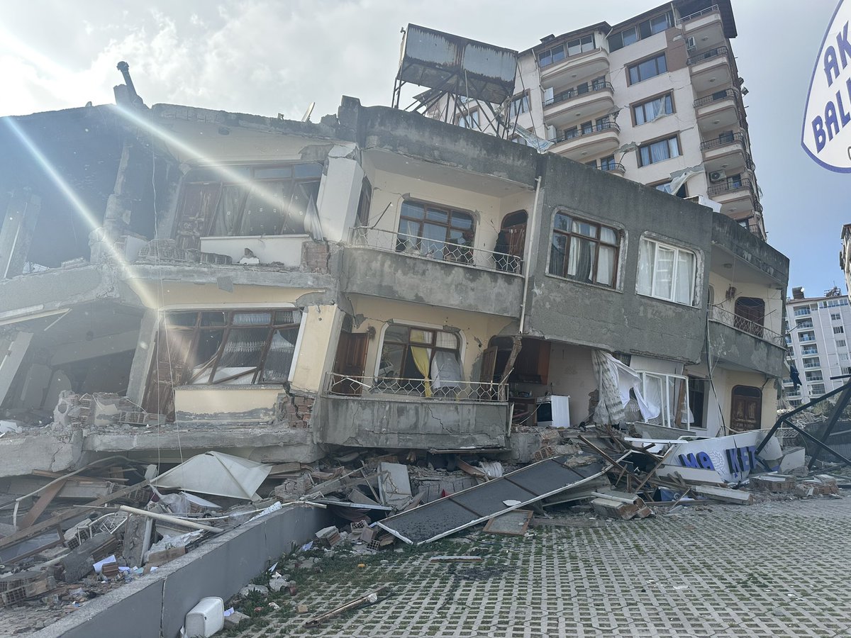 hibrahimpolat's tweet photo. İNSAN BİR ANIMSAYIŞTIR

Çok yeri adımladım buralarda, Antakya, İskenderun, Kırıkhan, Dörtyol, Islahiye, Nurdağı... 

Binalar göçer, sokaklar kaybolur, yolların izi silinir, evet. 

Kentler yıkılır, kentler kurulur; tarih bunu böyle anlatıyor.

... https://t.co/idKbmpiE6E